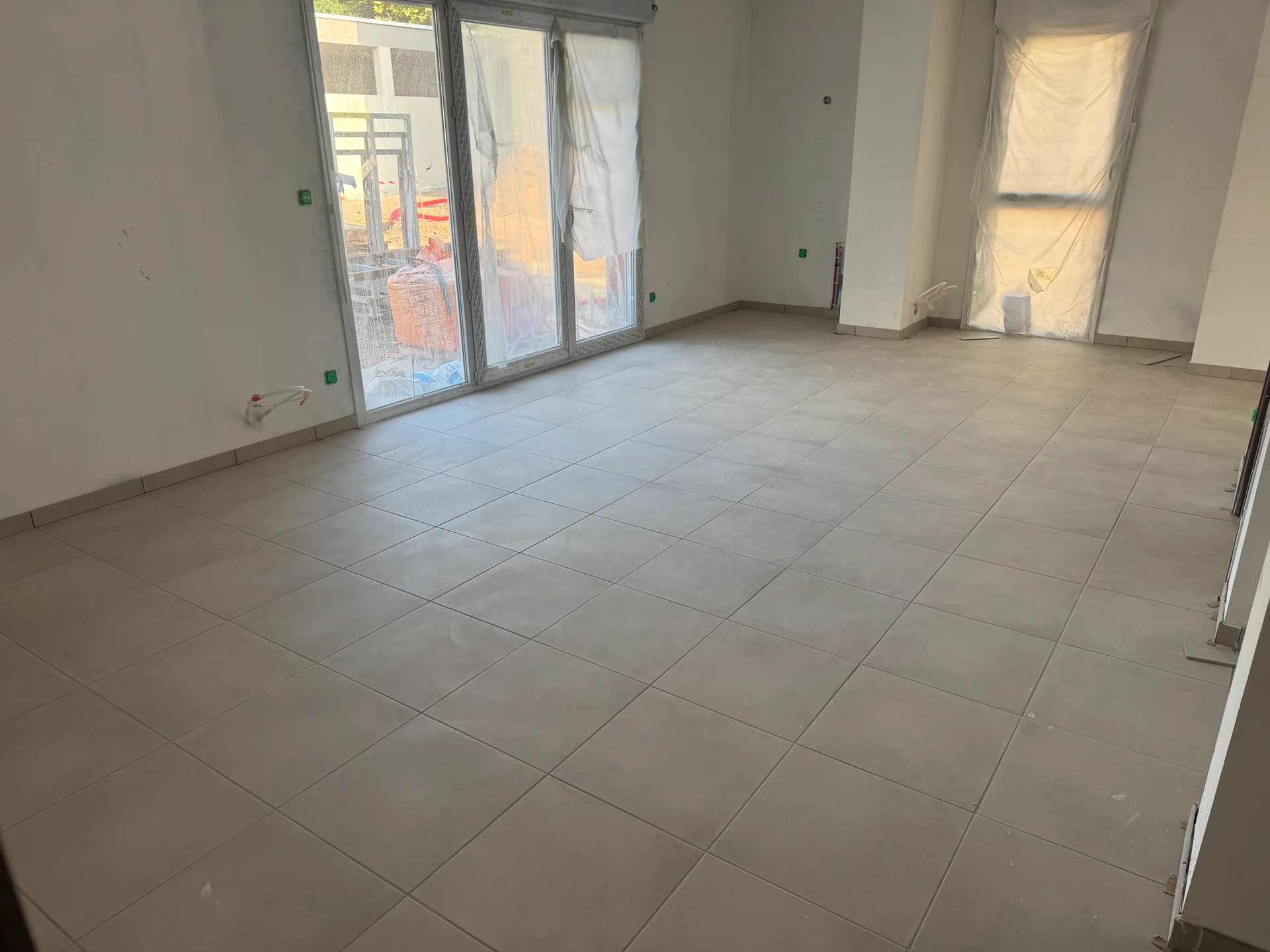 Pose de carrelage et plinthes – Résidence neuve à Grézieu-la-Varenne - Galerie - Image 1
