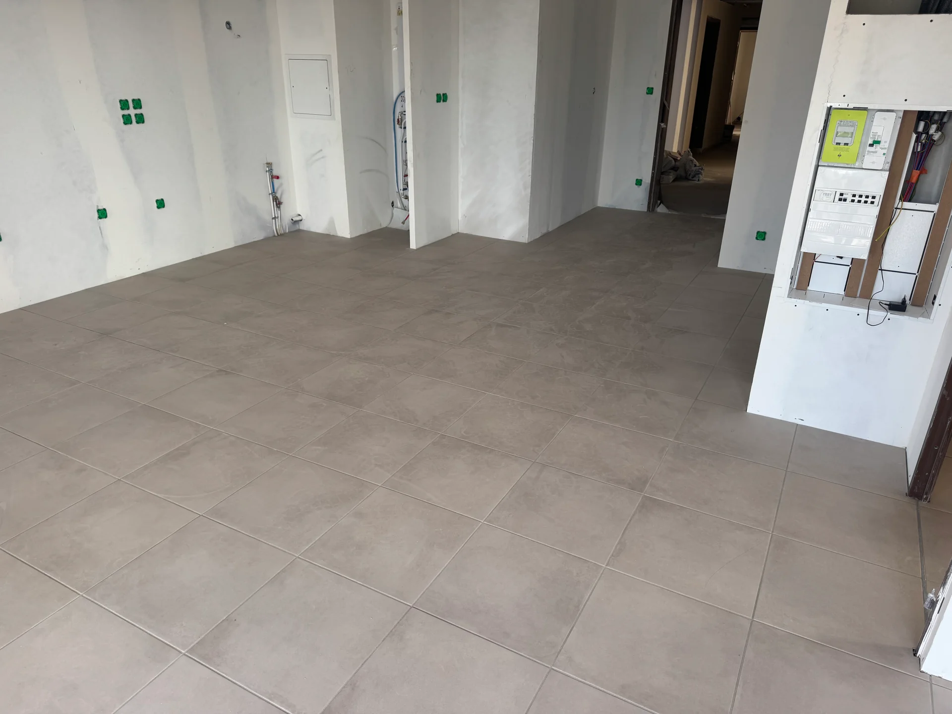 Pose de carrelage et plinthes – Résidence neuve à Grézieu-la-Varenne - Galerie - Image 2